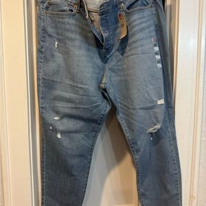 Women’s NEW wedgy skinny distressed jeans.